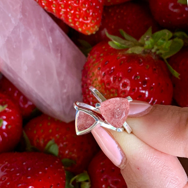 Article on Strawberry Quartz: The Gem of Universal Love